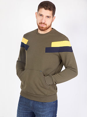 Green sweatshirt with bright accents - 28099 - € 43.30