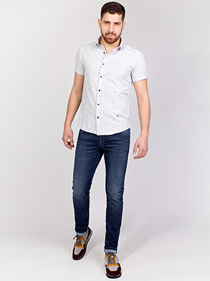 бяла вталена риза с флорален принт - 80213 - 56.00 лв.