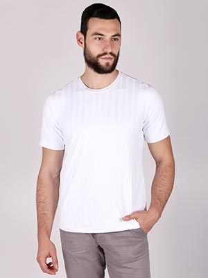 Тениска в бяло с релефно райе - 88004 - 12.00 лв.