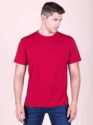 Тениска в червено на ситно райе - 88017 - 12.00 лв.