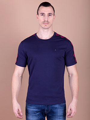Тениска с бордо лента на рамената - 95331 - 29.00 лв.