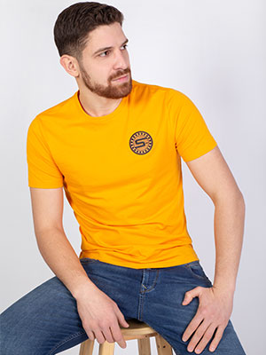 Cotton tshirt with a round patch - 96378 - € 23.60