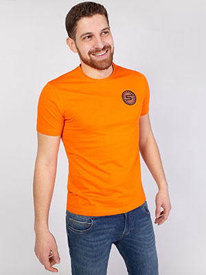Tshirt in dark yellow with a round patc - 96379 - € 16.30
