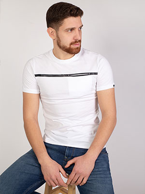 White tshirt with black line on the fro - 96388 - € 21.90