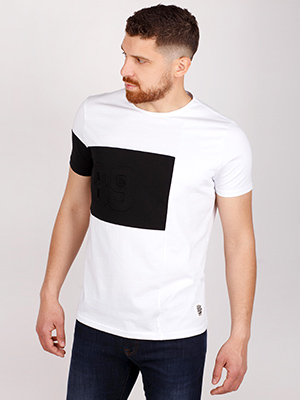бяла тениска с черен печат  - 96413 - 39.00 лв.